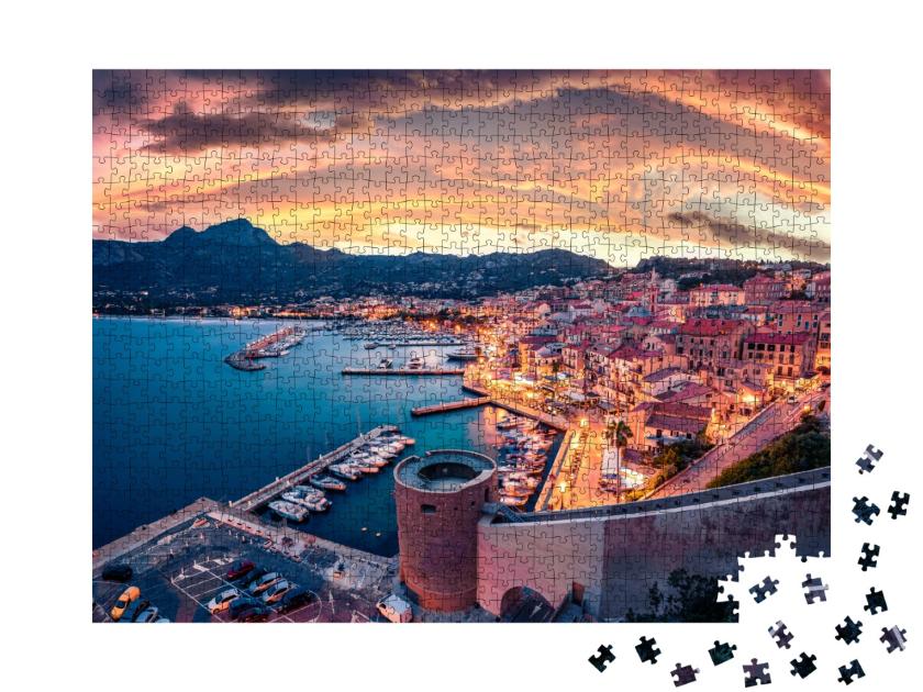 Puzzle de 1000 pièces « Magnifique paysage urbain du soir du port de Calvi »