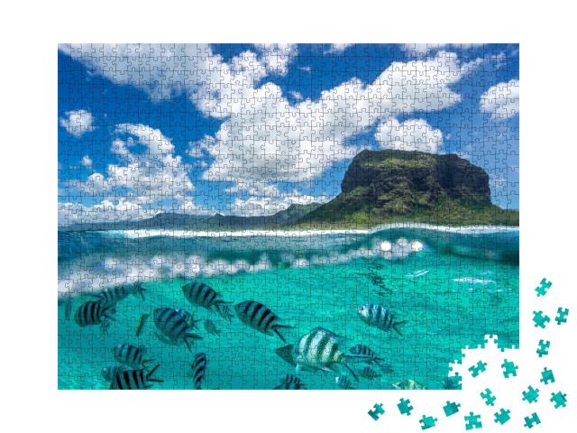 Puzzle de 1000 pièces « Deux mondes se rencontrent - montagnes et monde sous-marin réunis sur une même image »