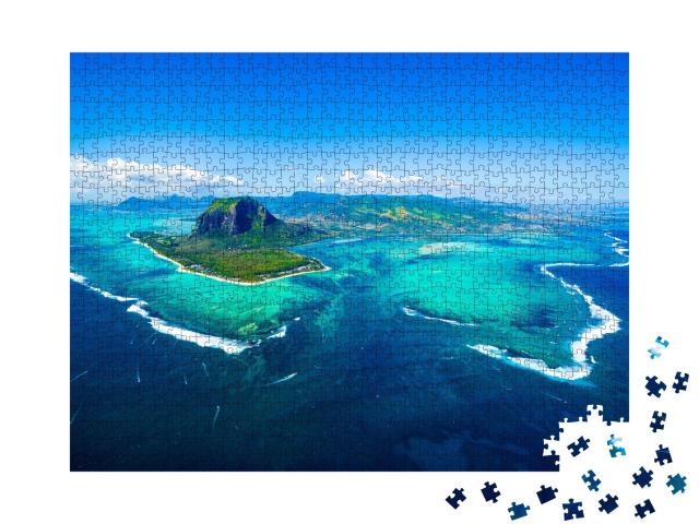 Puzzle de 1000 pièces « L'île Maurice avec le mont Le Morne Brabant et la cascade sous-marine »