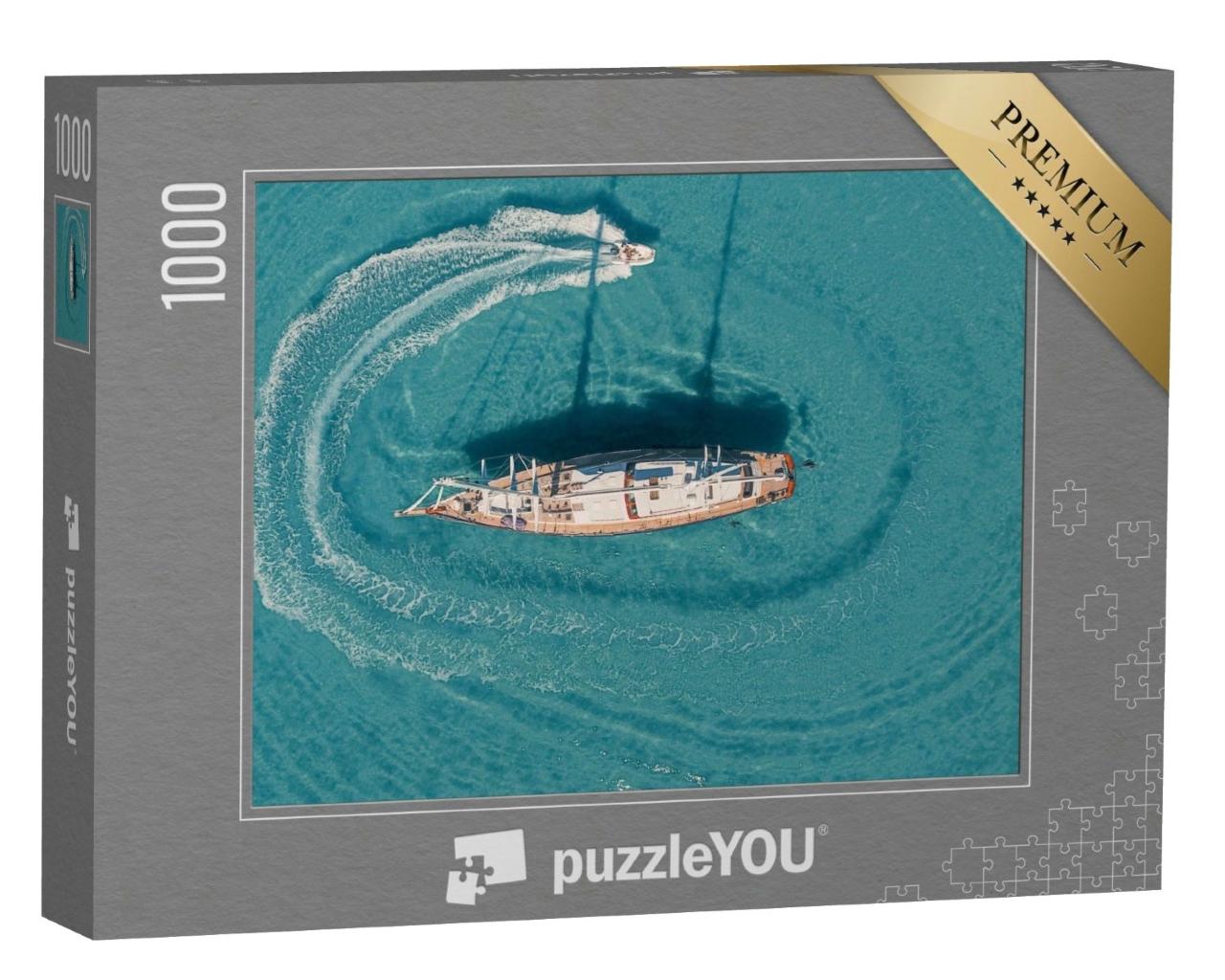 Puzzle de 1000 pièces « Vue aérienne : bateau à moteur, tournant autour d'un voilier ancré »