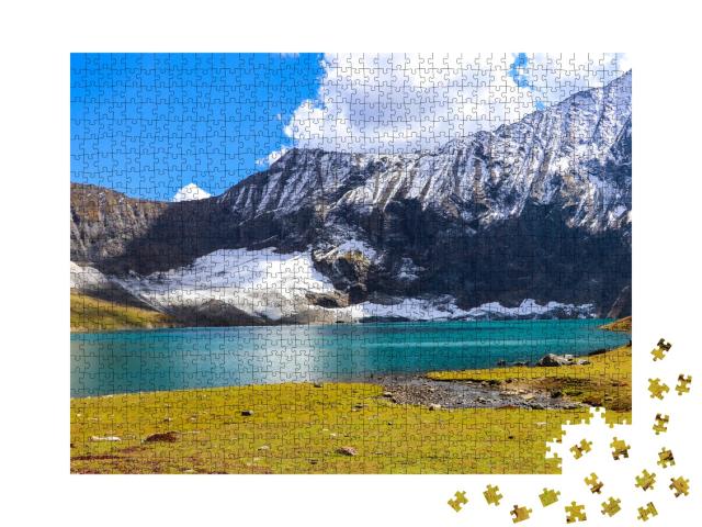 Puzzle de 1000 pièces « Lac Ratti Gali entouré de montagnes, Dowarian, nord du Pakistan »