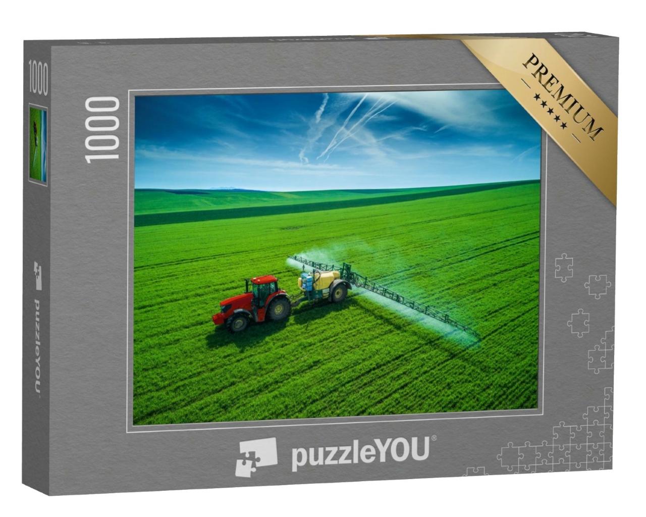Puzzle de 1000 pièces « Un tracteur qui laboure et pulvérise dans un champ »