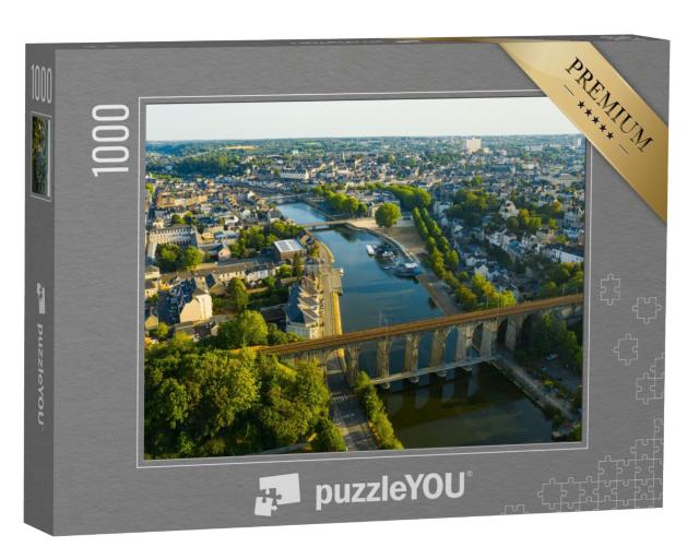 Puzzle de 1000 pièces « Ville de Laval avec vue sur le pont ferroviaire en arc sur la rivière Mayenne »