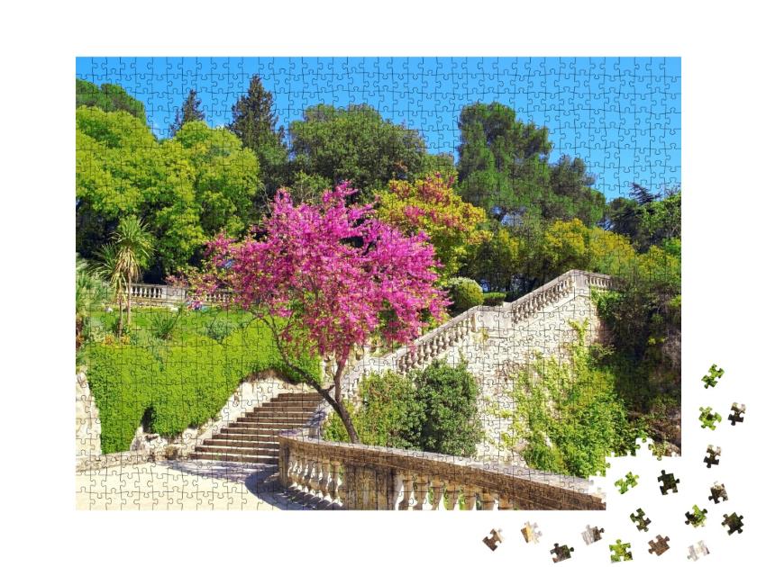 Puzzle de 1000 pièces « Fleur dans les Jardins de la Fontaine à Nîmes, France. »
