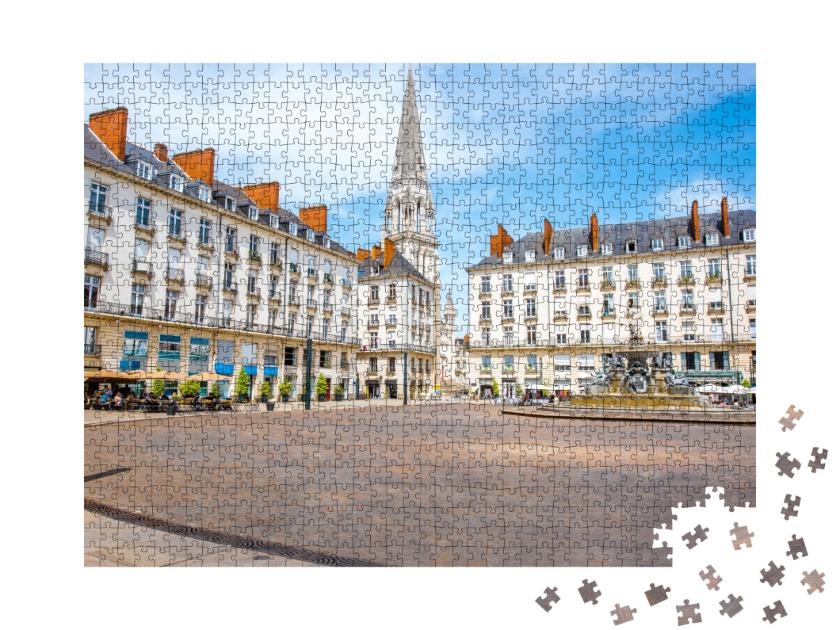 Puzzle de 1000 pièces « Vue de la place royale avec la fontaine et le clocher de l'église dans la ville de Nantes en France »