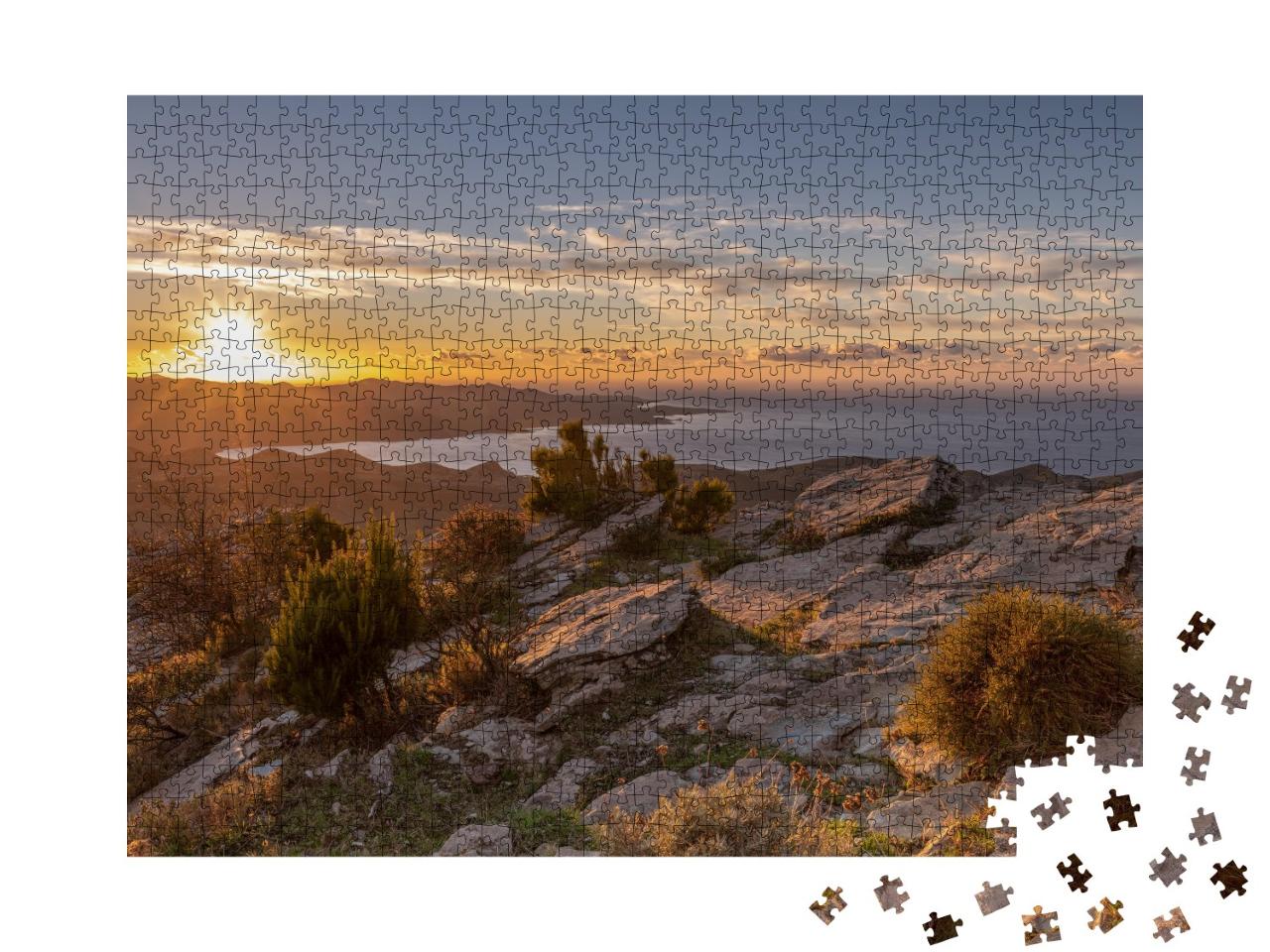 Puzzle de 1000 pièces « Végétation automnale dans les montagnes de Corse avec la mer en arrière-plan »