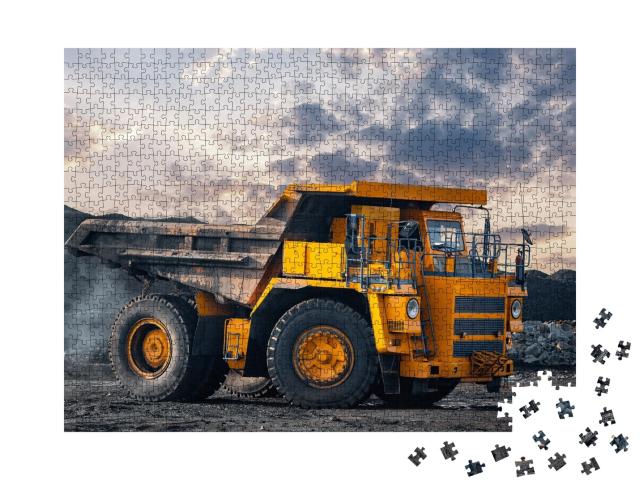 Puzzle de 1000 pièces « Un camion minier se déplace dans une mine de charbon à ciel ouvert »