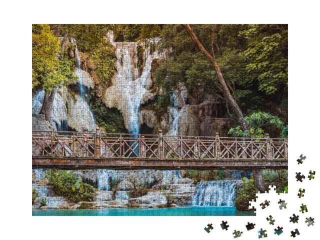 Puzzle de 1000 pièces « Vieux pont devant la cascade de Kuangsi à Luang Prabang, Laos »