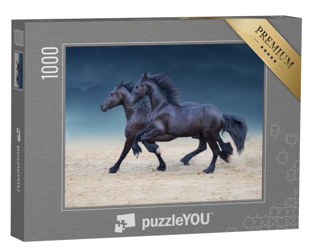 Puzzle de 1000 pièces « Des chevaux frisons au galop dans la poussière du désert »