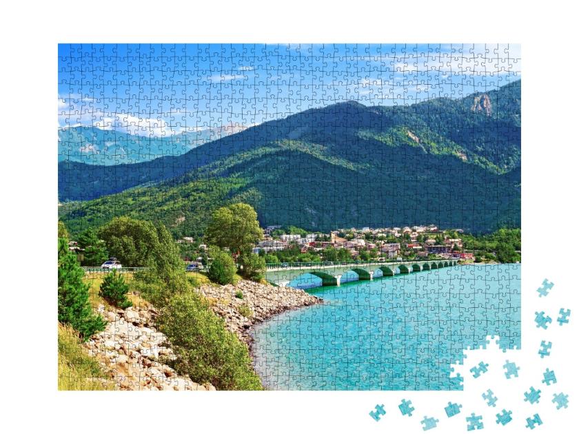 Puzzle de 1000 pièces « Le pont de Savines-le-lac au lac de Serre-Ponçon dans les Alpes en France. »