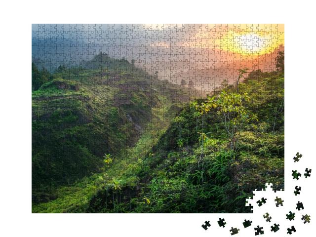 Puzzle de 1000 pièces « Lever de soleil au printemps sur le paysage montagneux de la forêt tropicale »
