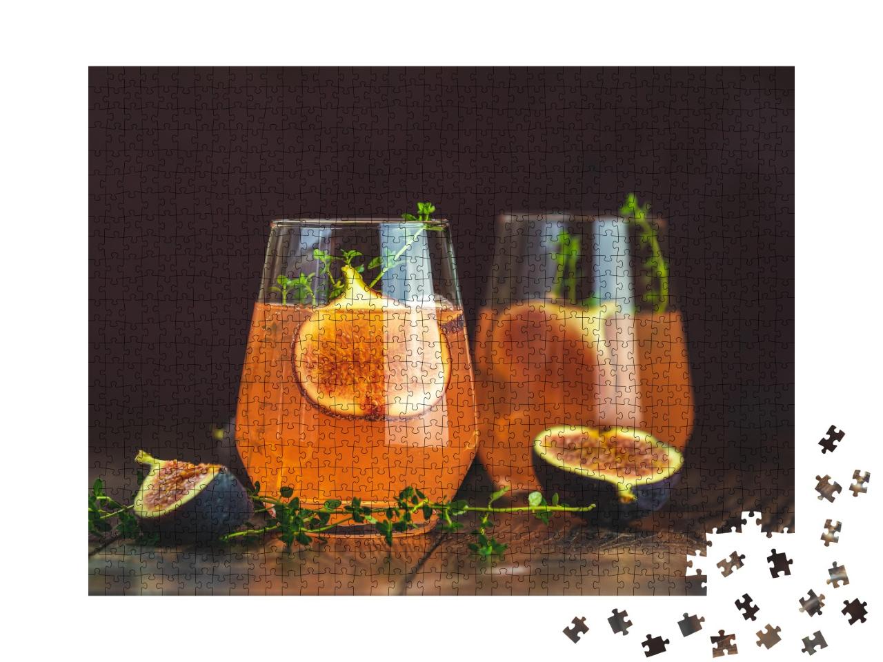 Puzzle de 1000 pièces « Cocktail rose à la figue, au thym et à la glace dans un verre »