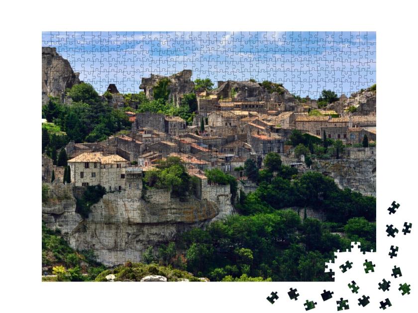 Puzzle de 1000 pièces « Le village des Baux de Provence sur une formation rocheuse et son château. France, Europe. »