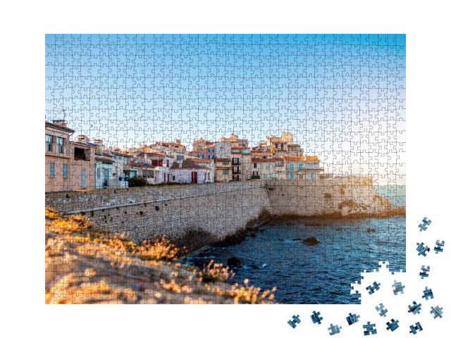 Puzzle de 1000 pièces « Vue de paysage sur le vieux village côtier et la forteresse d'Antibes sur la Riviera française »