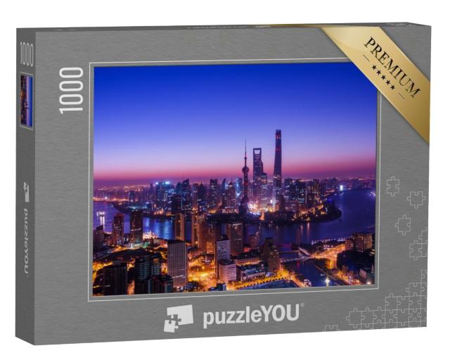 Puzzle de 1000 pièces « Skyline de Shanghai dans la lumière bleue et rouge du soir »