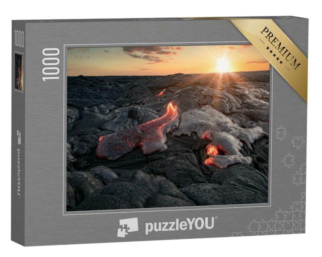 Puzzle de 1000 pièces « Champ de lave noire avec coulée de lave rouge au coucher du soleil »
