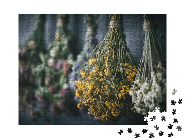 Puzzle de 1000 pièces « Bouquets suspendus d'herbes médicinales et de fleurs séchées »