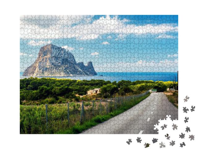 Puzzle de 1000 pièces « Rue menant à la plage de Cala d'Hort avec vue sur Es Vedra. Ibiza »