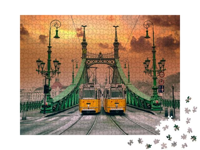 Puzzle de 1000 pièces « Deux trams jaunes sur le pont de la Liberté, Budapest »