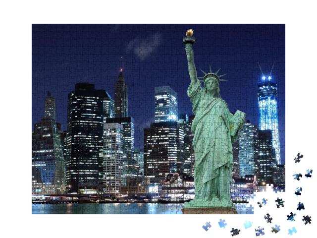Puzzle de 1000 pièces « Manhattan avec la Statue de la Liberté : Skyline de nuit, New York »
