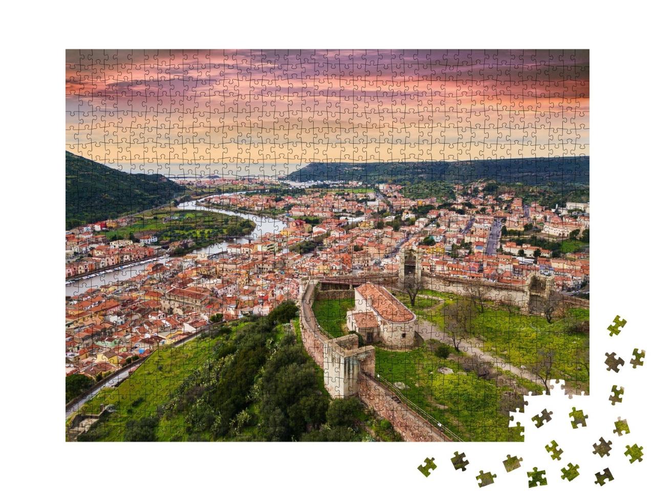 Puzzle de 1000 pièces « Vue du paysage depuis le château sur le centre de Bosa, Sardaigne, Italie »