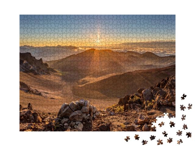 Puzzle de 1000 pièces « Lever de soleil mystique derrière le volcan Haleakala, Maui, Hawaii »
