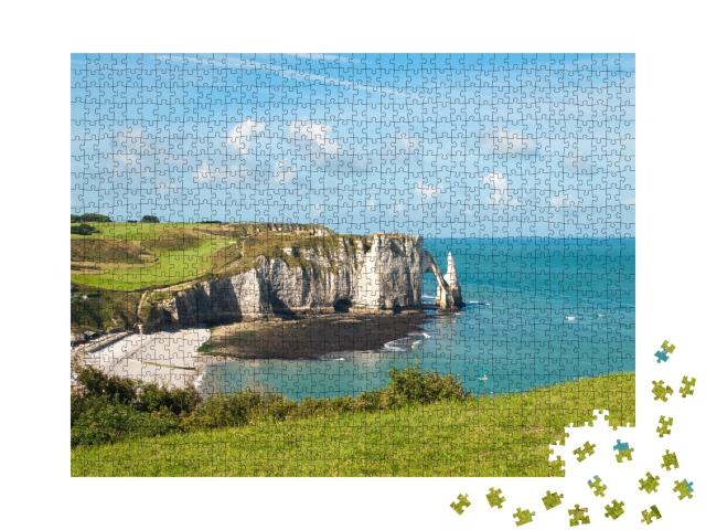 Puzzle de 1000 pièces « Plage avec falaise de Falaise d'Aval. Normandie, Côte d'Albatre, France. »