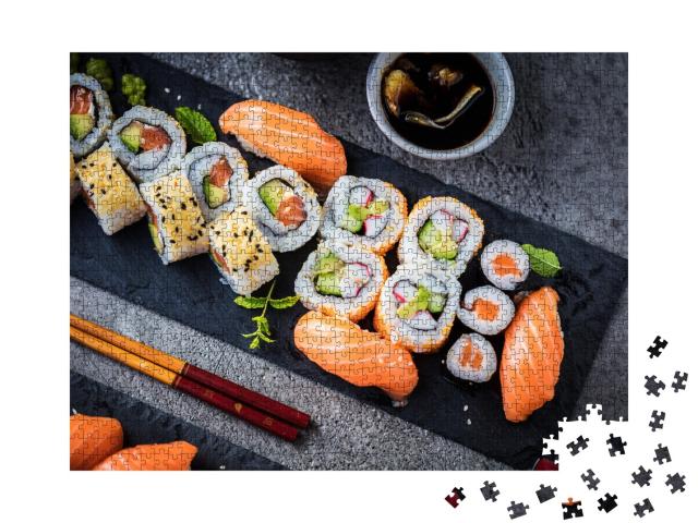 Puzzle de 1000 pièces « Sushi au saumon, au thon et plus encore »