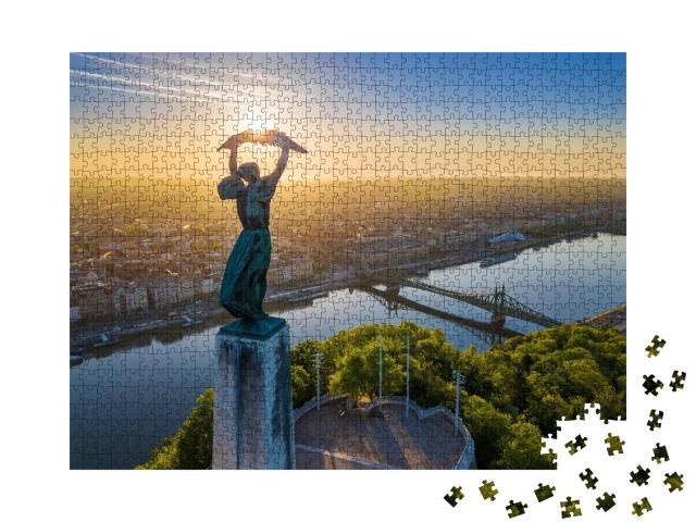 Puzzle de 1000 pièces « La statue hongroise de la Liberté et le pont de la Liberté au lever du soleil »
