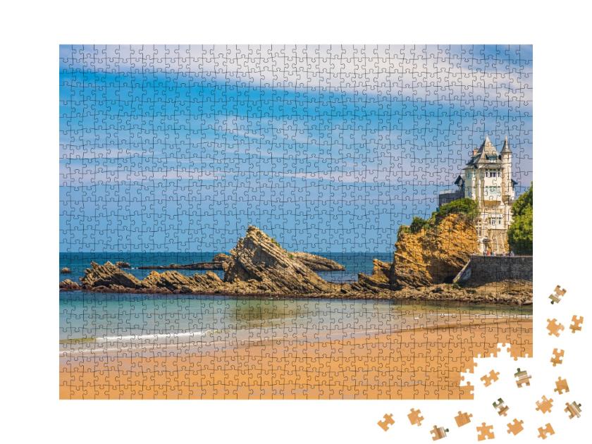 Puzzle de 1000 pièces « Villa Belza et rochers sur la plage de la Côte des Basques à Biarritz, France, un jour d'été »