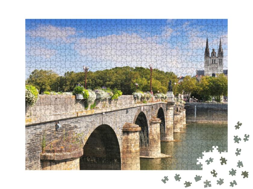 Puzzle de 1000 pièces « Vue d'Angars avec le pont et la cathédrale St. Maurice France. »
