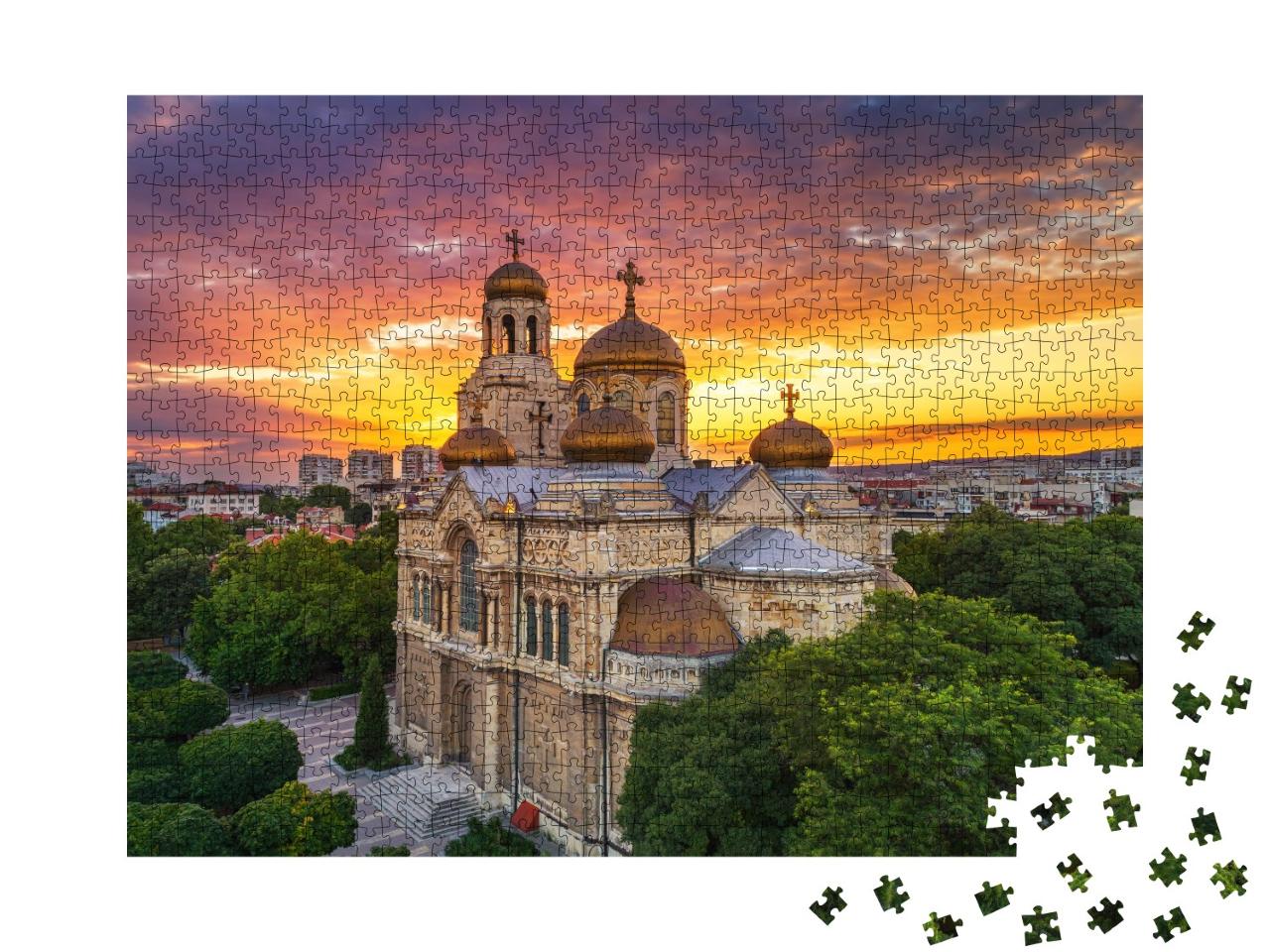Puzzle de 1000 pièces « Coucher de soleil sur la cathédrale de l'Assomption à Varna »