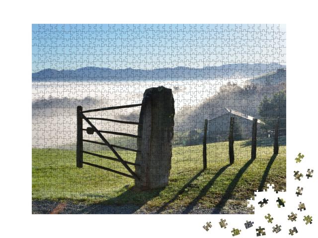 Puzzle de 1000 pièces « Sur la montagne boisée du Pays basque se trouve une ferme avec un pâturage verdoyant. »