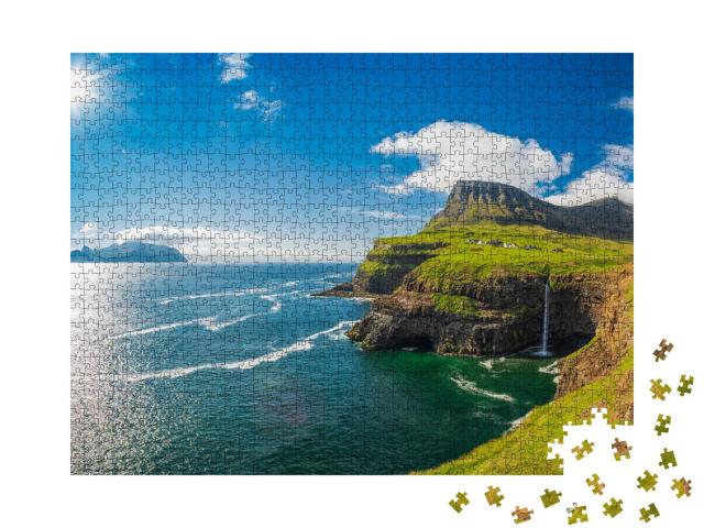 Puzzle de 1000 pièces « Gasadalur : une cascade magique par une journée ensoleillée sur l'Atlantique »