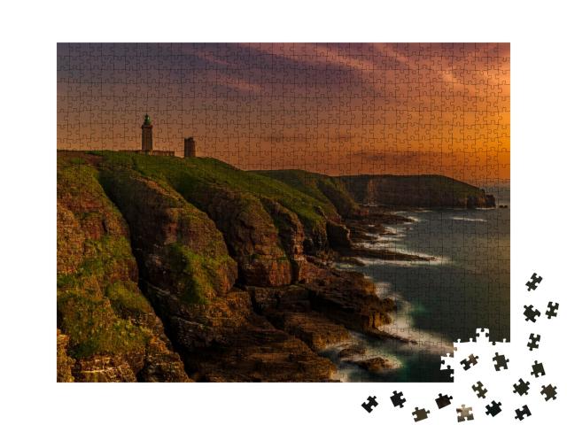 Puzzle de 1000 pièces « Paysage du phare du Cap Fréhel dans les Côtes d'Armor. Coucher de soleil sur le Cap Fréhel. »