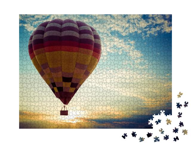 Puzzle de 1000 pièces « Montgolfière multicolore lors de son voyage vers le coucher du soleil »