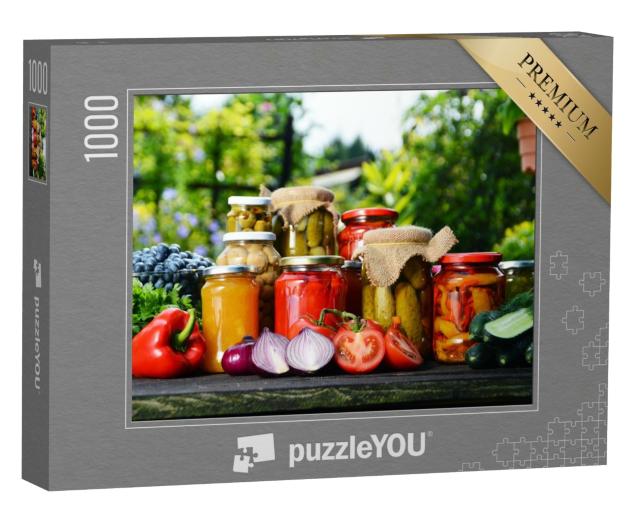 Puzzle de 1000 pièces « Des bocaux de délicieux légumes marinés dans le jardin »