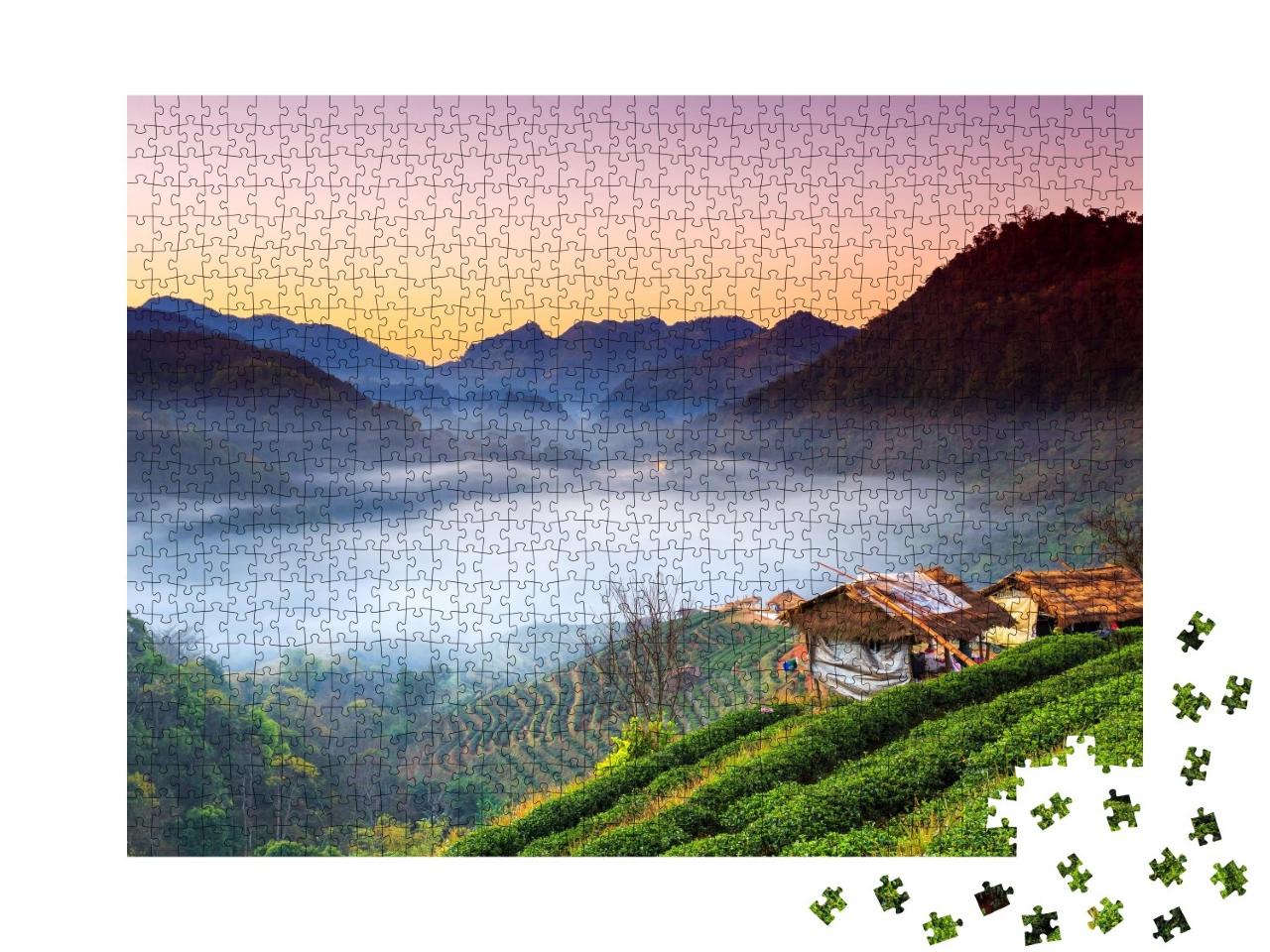 Puzzle de 1000 pièces « Lever de soleil dans le brouillard, plantation de thé, Chiang Mai, Thaïlande »