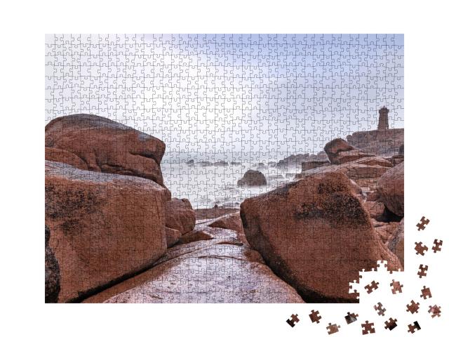 Puzzle de 1000 pièces « Le phare de Ploumanac'h au coucher du soleil à Perros-Guirec sur la Côte de Granit Rose »