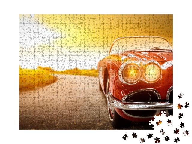 Puzzle de 1000 pièces « Voiture rétro sur la route dans un coucher de soleil doré »