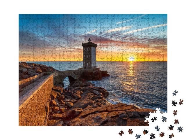 Puzzle de 1000 pièces « Coucher de soleil sur le phare de Kermorvan sur la côte bretonne près de Brest »