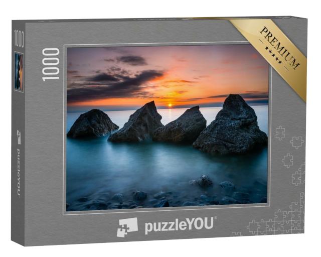 Puzzle de 1000 pièces « Rocher marin dans le calme du coucher de soleil »