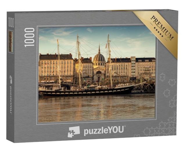Puzzle de 1000 pièces « Bateau amarré dans le port de Nantes avec la ville en arrière-plan. Quai de la Fosse »