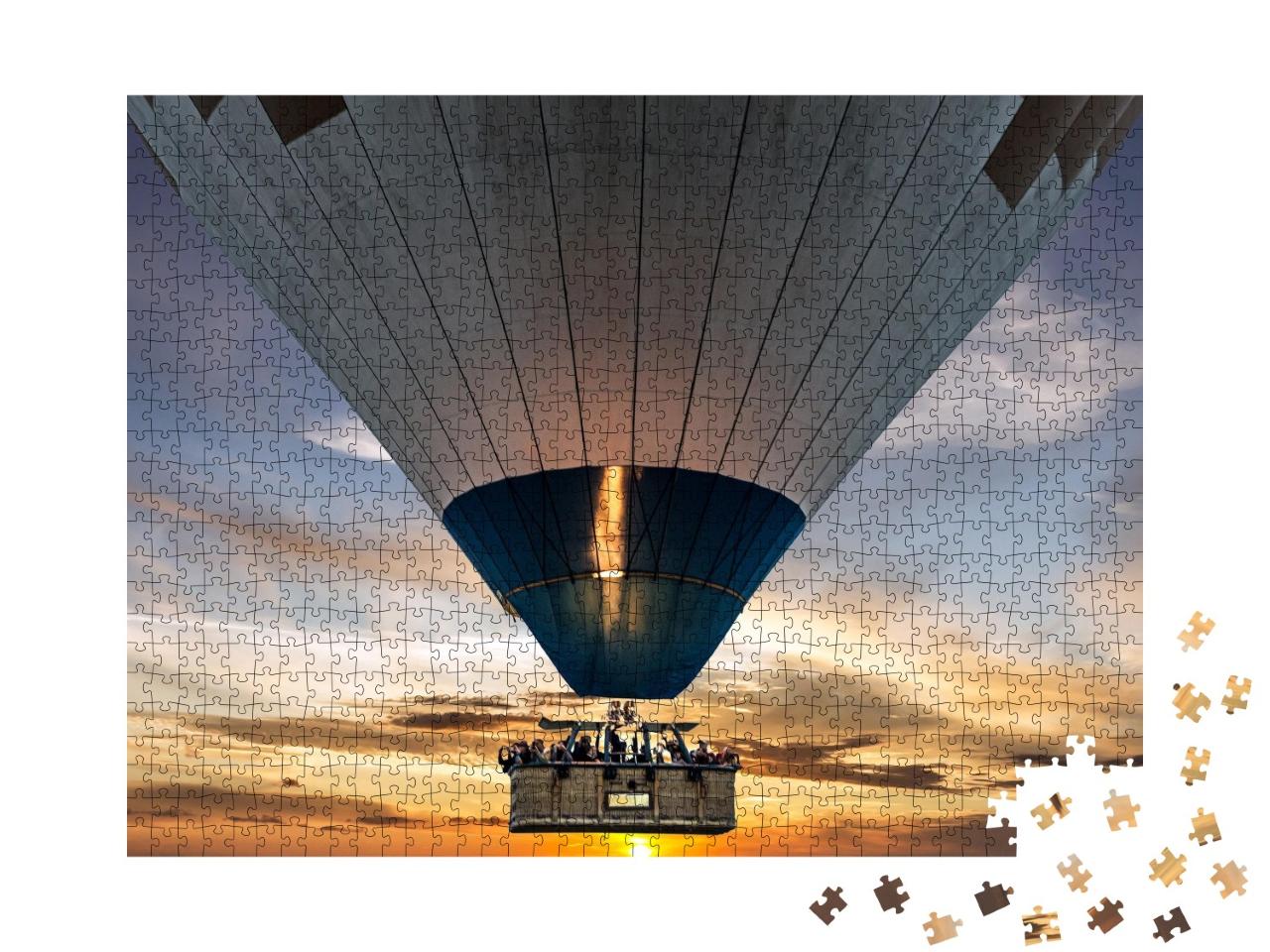 Puzzle de 1000 pièces « Gros plan : montgolfière avec nacelle pour passagers dans le ciel »