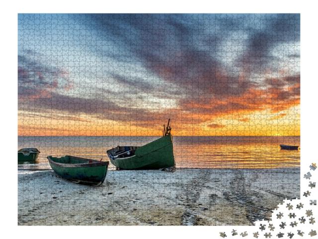 Puzzle de 2000 pièces « Bateau de pêche ancré sur une plage de sable de la mer Baltique »