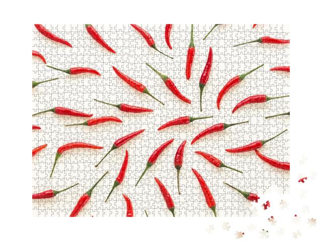 Puzzle de 1000 pièces « Une quantité de piments rouges sur un fond blanc »