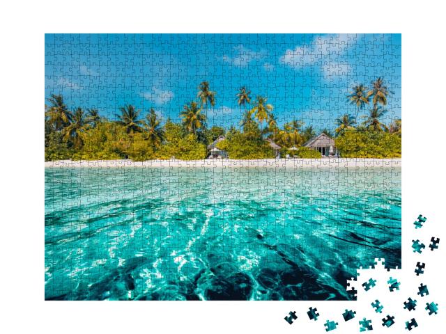 Puzzle de 1000 pièces « La mer bleue avec une plage de palmiers »