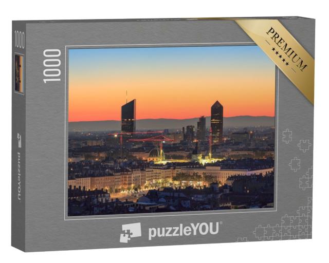 Puzzle de 1000 pièces « La place Bellecour et les tours de la Part-Dieu dans la ville de Lyon, France, à l'aube. »