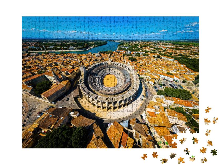 Puzzle de 1000 pièces « Vue aérienne d'Arles, ville rhodanienne située dans le sud de la France, en Provence. »