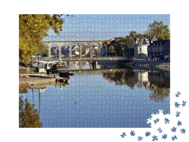 Puzzle de 1000 pièces « La rivière Mayenne avec le viaduc en arrière-plan à Laval, dans le département de la Mayenne »